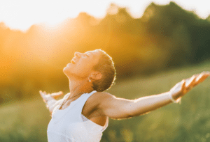 Frau, Wiese, Sonnenschein